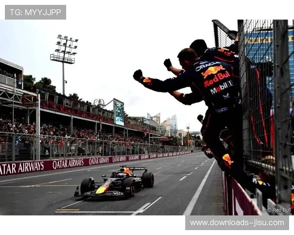 维斯塔潘第41圈超越皮亚斯特里夺回领跑，锁定分站冠军